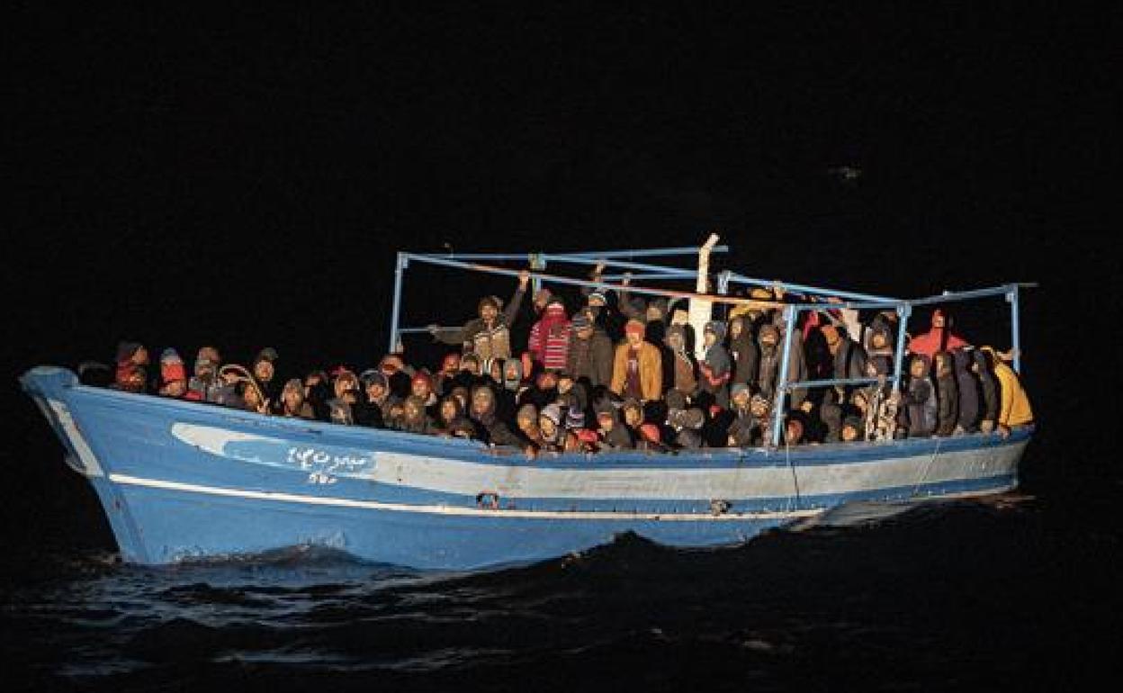 Imagen de la embarcación rescatada el lunes en la zona de Lampedusa.