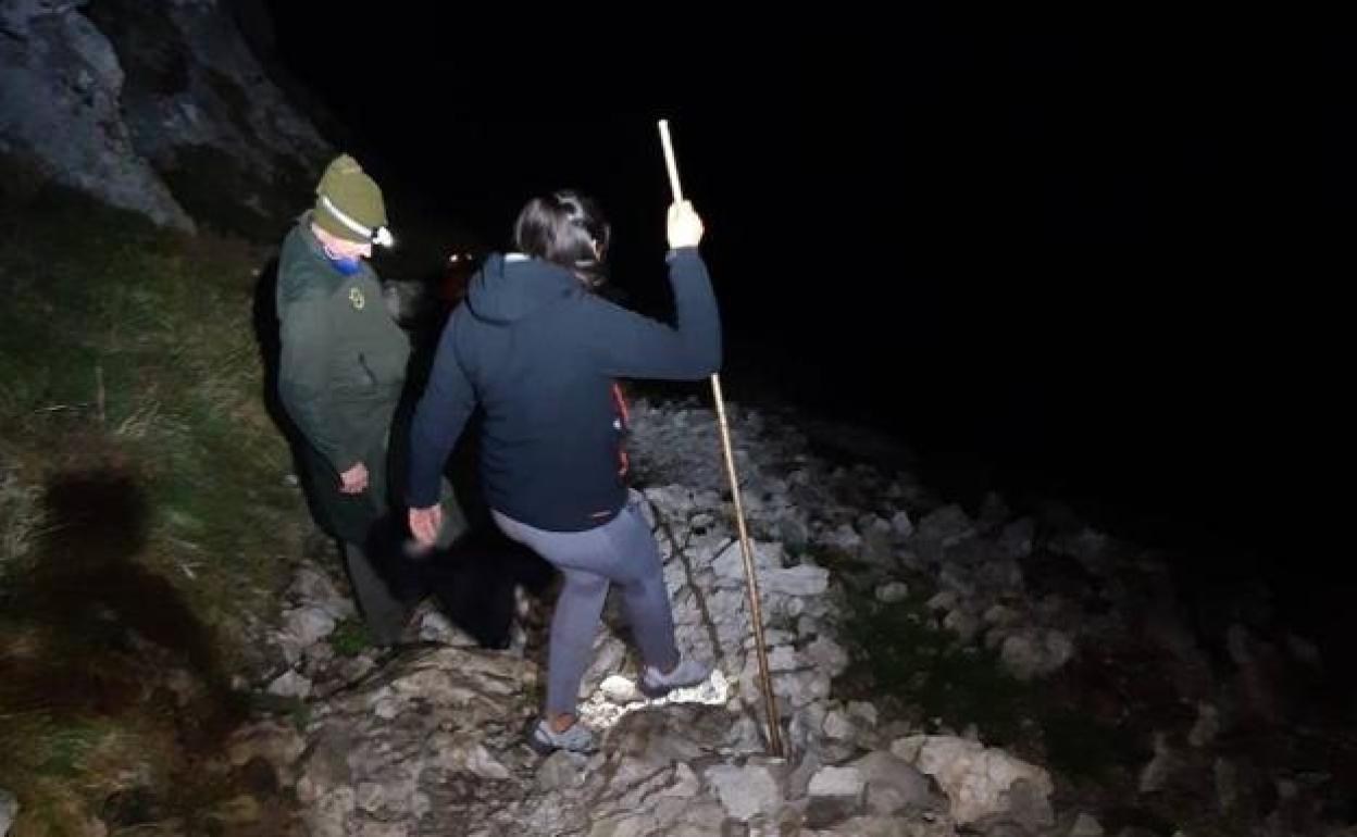 Rescatan a tres jóvenes senderistas bilbaínos que se habían perdido en un monte de Cantabria