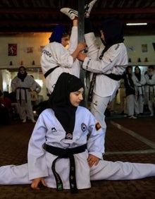 Imagen secundaria 2 - Las deportistas junto a su entrenador, Nematullah Habibi. 