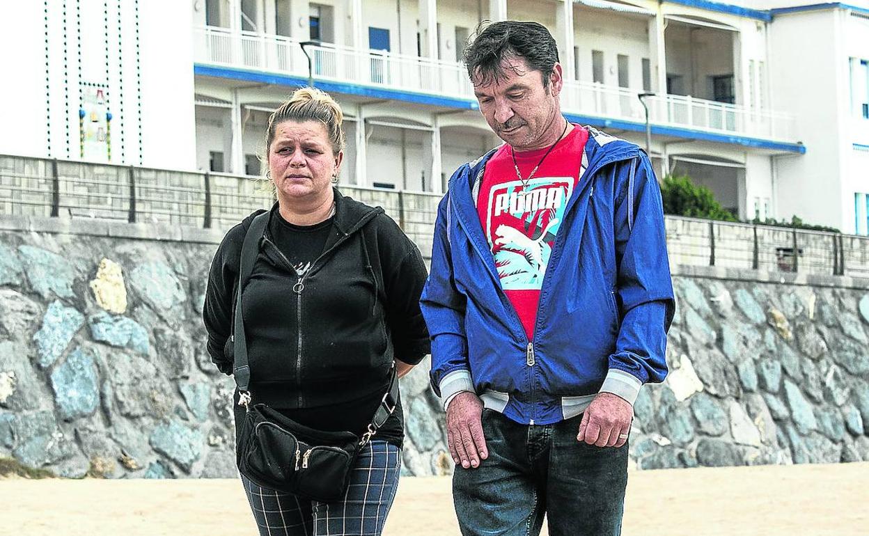 La madre de Álex, Ana Claudia, y el padre, Eugenio, en una imagen de archivo junto al hospital de Gorliz. 