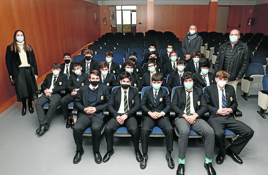 Javier Atxa acompañado por los grupos del colegio Gaztelueta. 