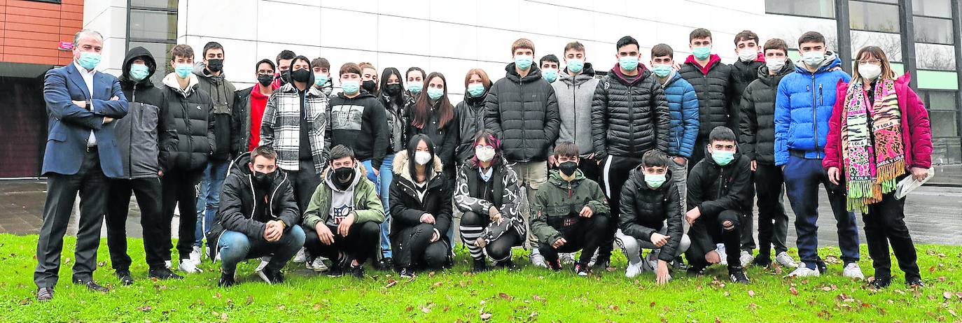 Eduardo Giménez junto a los alumnos del instituto politécnico Txorierri. 