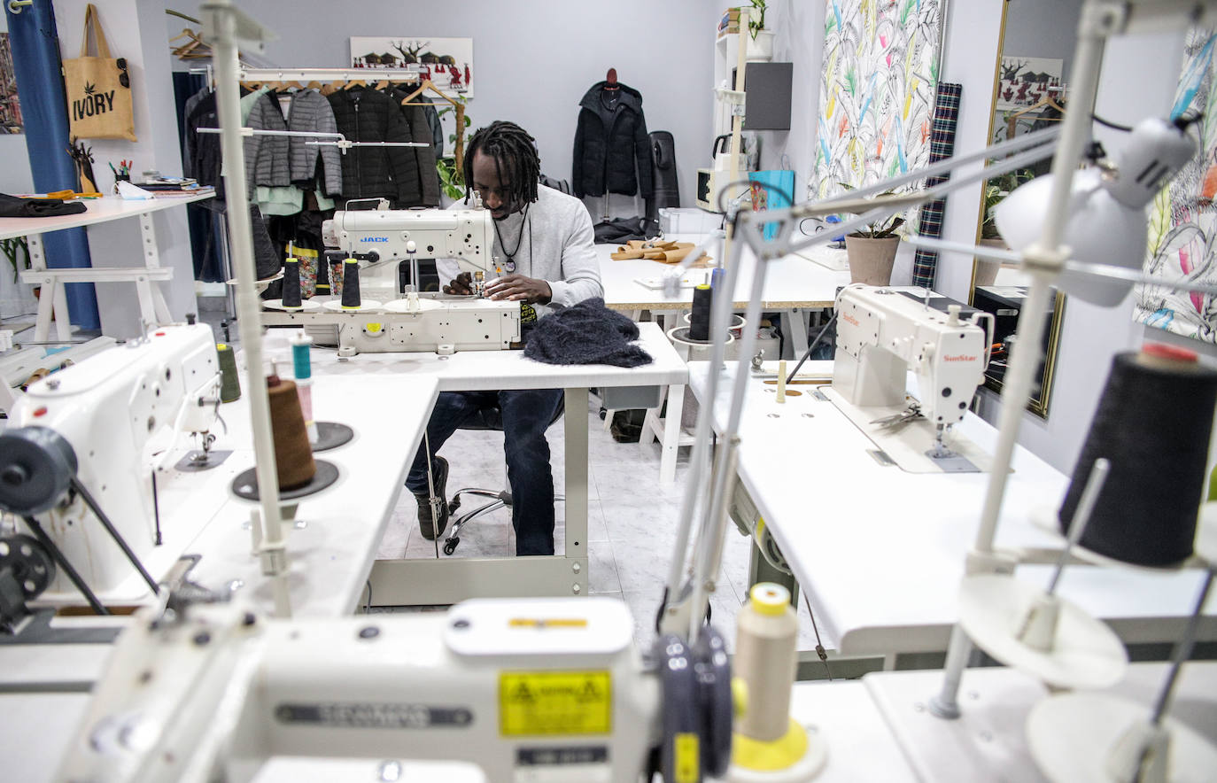 Fotos: El sueño de Saidou, el diseñador de moda que ha abierto una tienda-taller en Santutxu