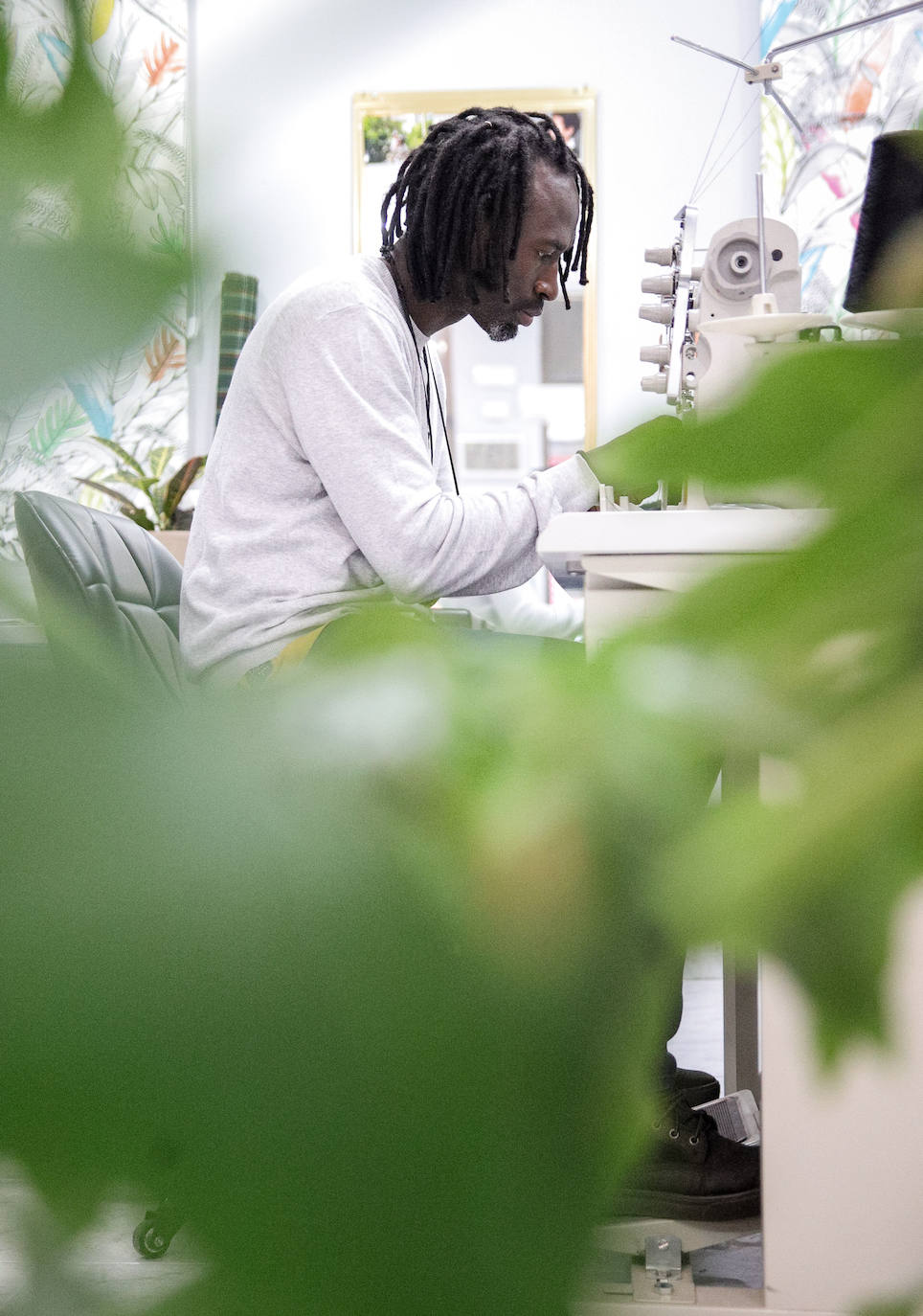 Fotos: El sueño de Saidou, el diseñador de moda que ha abierto una tienda-taller en Santutxu