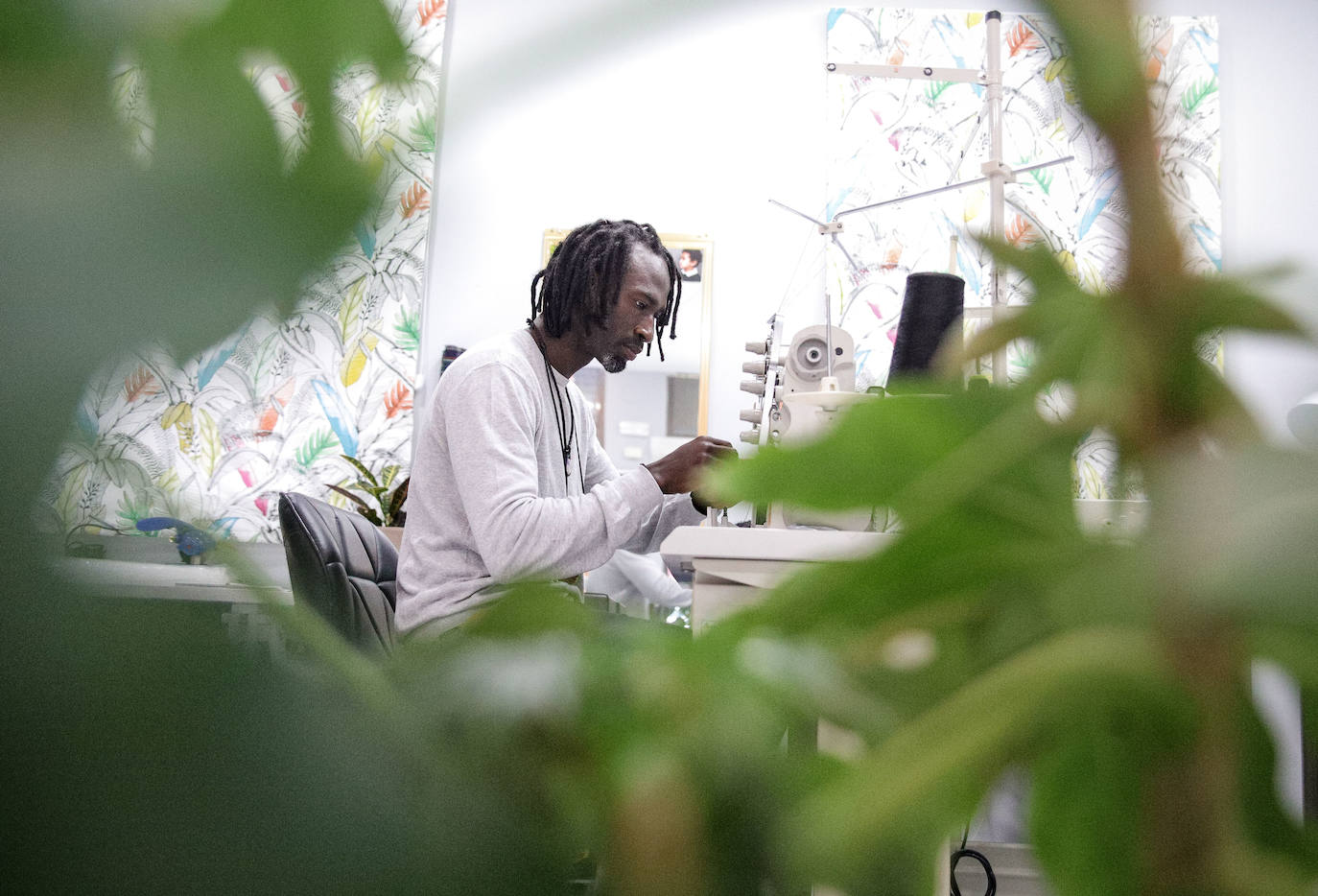 Fotos: El sueño de Saidou, el diseñador de moda que ha abierto una tienda-taller en Santutxu