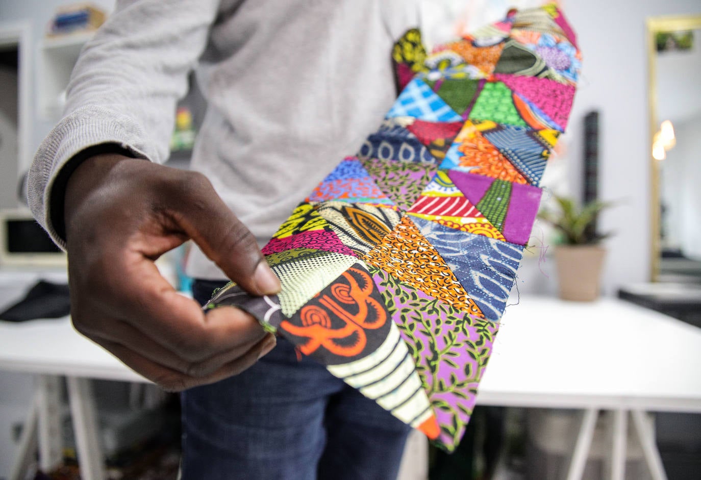 Fotos: El sueño de Saidou, el diseñador de moda que ha abierto una tienda-taller en Santutxu