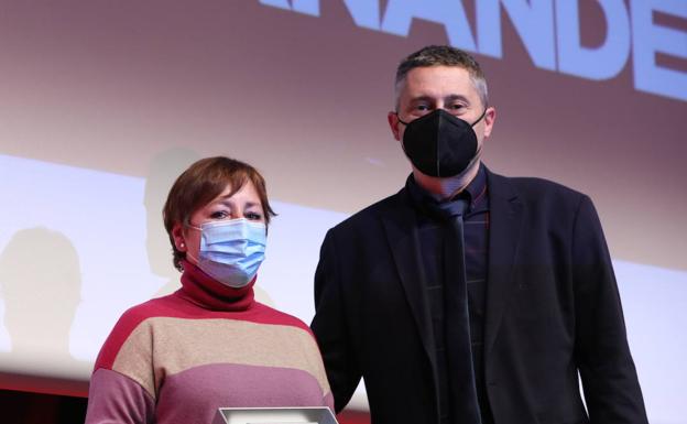 Lourdes, la madre de Ainhoa Hernández, recibe el premio de manos de Robert Basic.