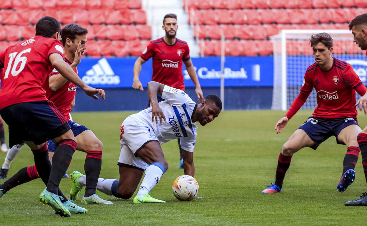 Sylla, solvente en el juego de espaldas, intenta controlar un balón ante varios rivales. 