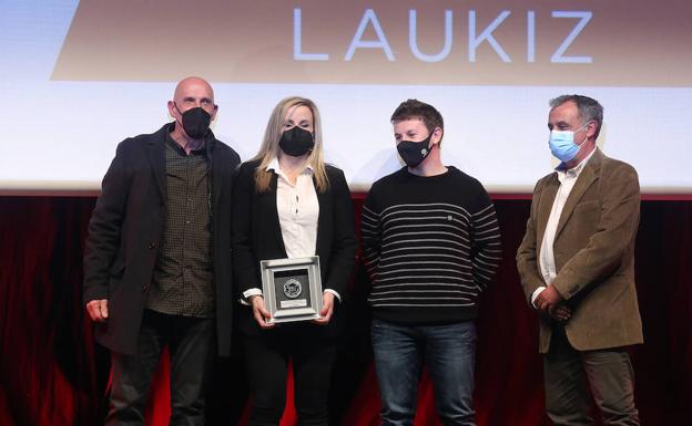 José Félix Cachorro entrega el premio a los miembros del Gaztedi Laukiz.