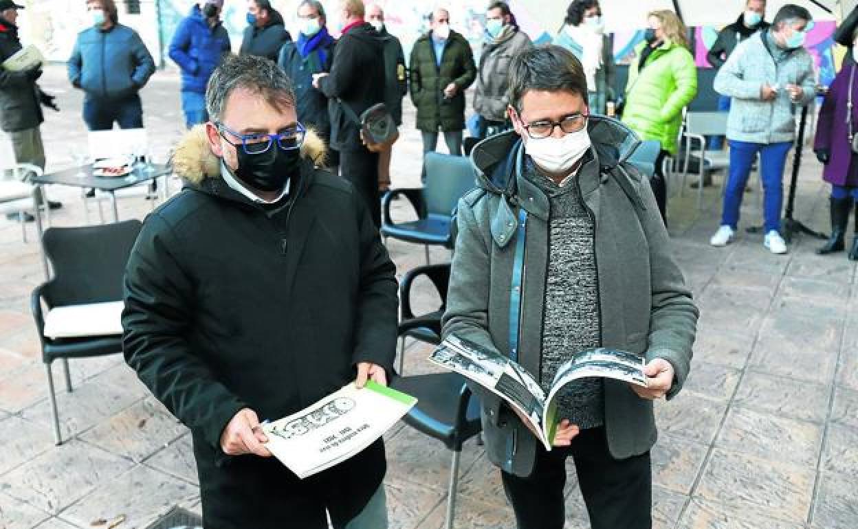 Arturo Susaeta, a la derecha, junto a Salvador Benito en la presentación del libro. 