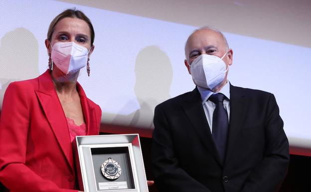 La atleta mungiarra, con el director general de la BBK, Gorka Martínez.