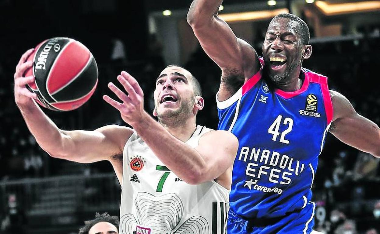 Bochoridis entra ante Dunston en el duelo ante el Efes. 