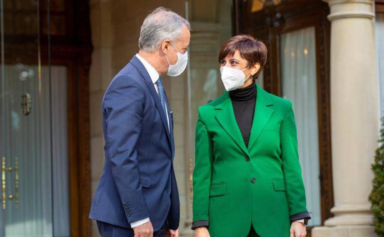 El lehendakari, Iñigo Urkullu recibe en el palacio Ajuria Enea de Vitoria a la ministra de Política Territorial, Isabel Rodríguez.