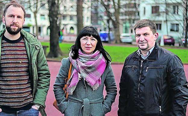 Bogdan Glinchenko, Natalya Mykhalevska y Oleksiy Mateychuk, en un encuentro organizado con EL CORREO en el parque de Doña Casilda, en Bilbao.