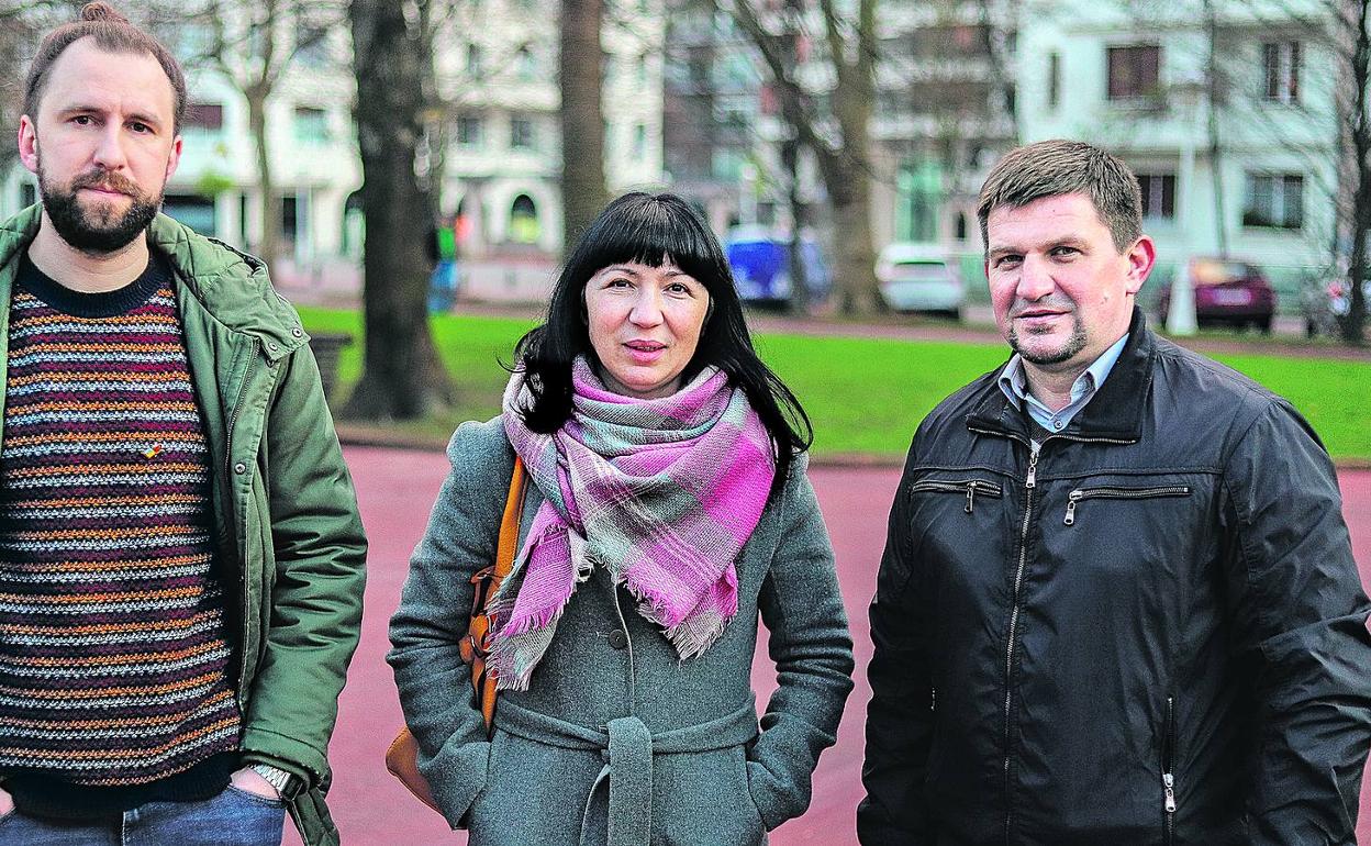 Bogdan Glinchenko, Natalya Mykhalevska y Oleksiy Mateychuk, en un encuentro organizado con EL CORREO en el parque de Doña Casilda, en Bilbao. 