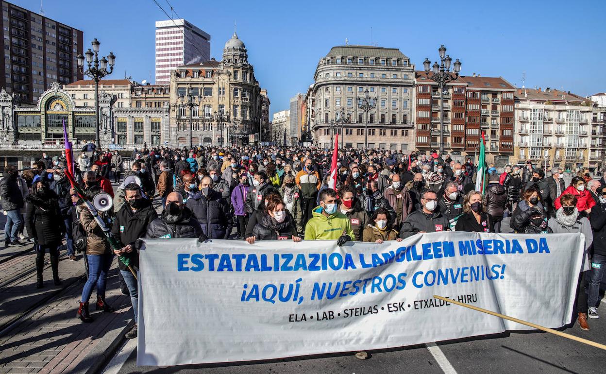 Miles de personas se manifiestan en las tres capitales vascas y en Pamplona contra la reforma laboral