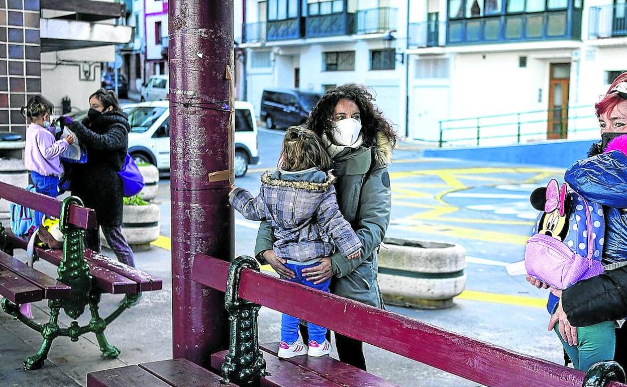 Las pequeñas. Iratxe, Amel y Ainhoa arropan a sus hijas, recién bajadas del autobús que les trae de la escuela de Natxitua, en Ea. 