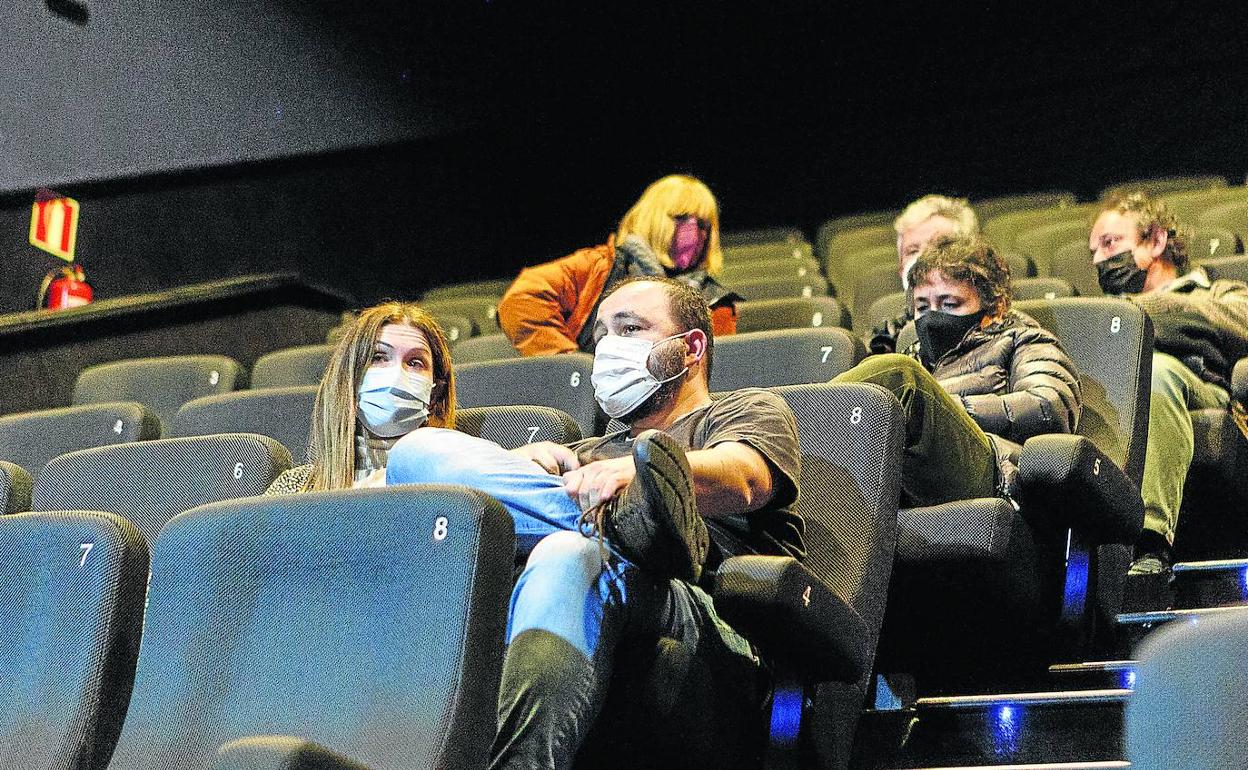 Espectadores en una de las salas de cine de Mendibil en Irun.