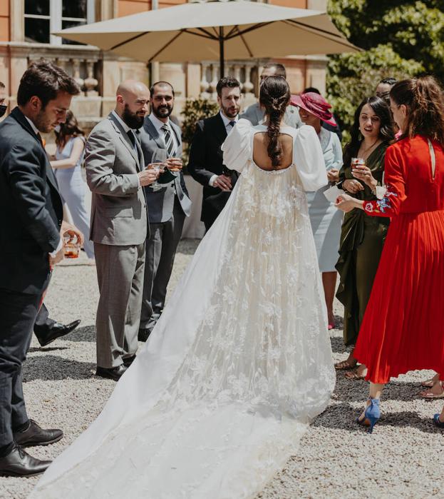 June con el vestido de Alicia Rueda en su boda.