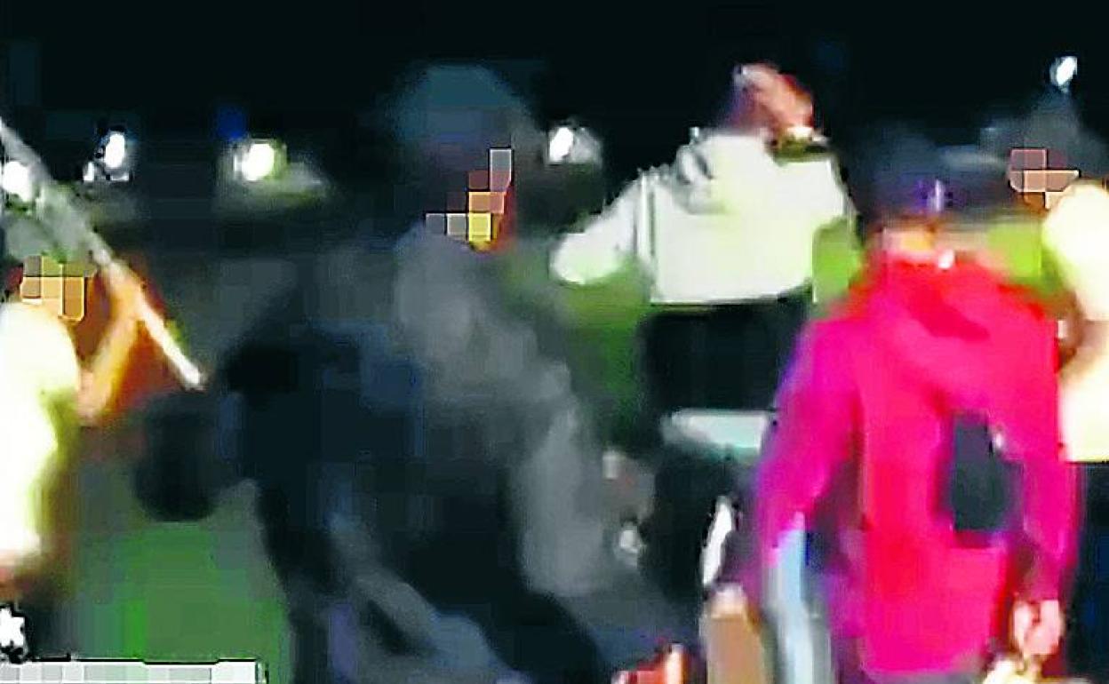Imagen del vídeo que recoge la paliza a Alex en Amorebieta.