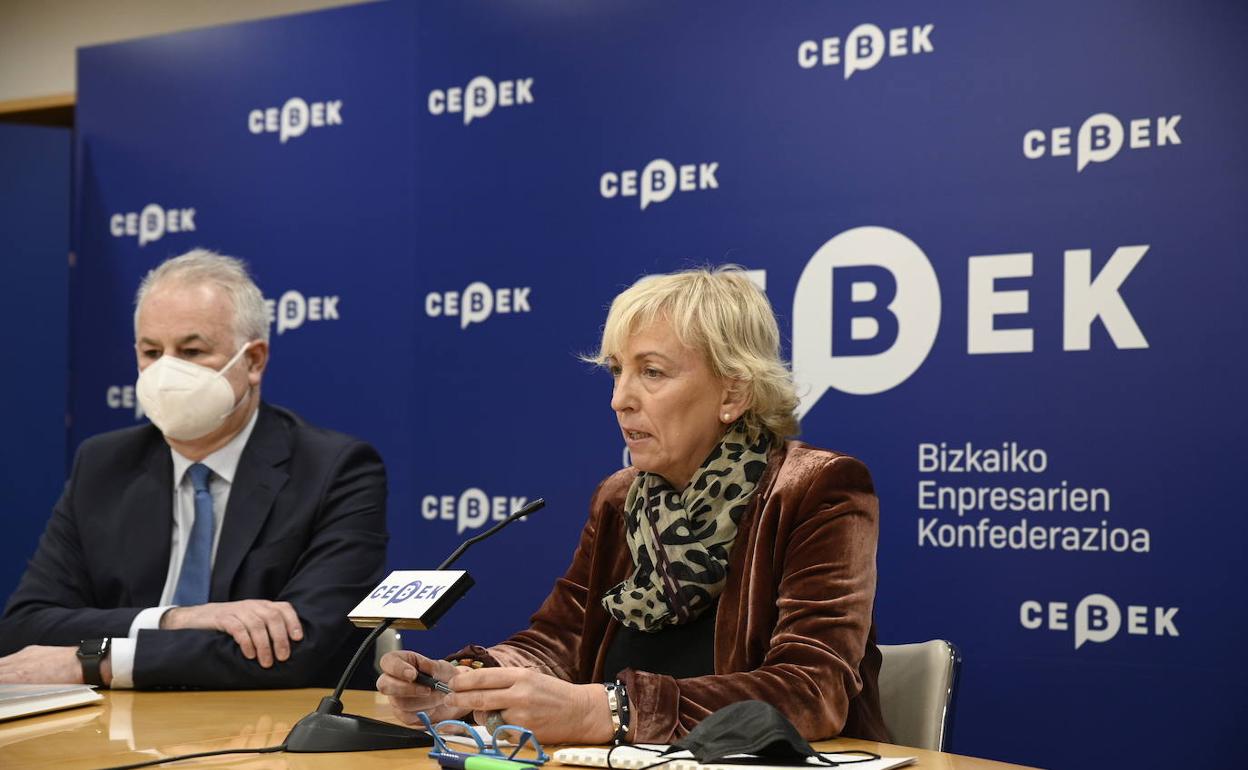 El secretario general de la patronal vizcaína, Francisco Javier Azpiazu, y la presidenta de la organización, Carolina Pérez Toledo. 