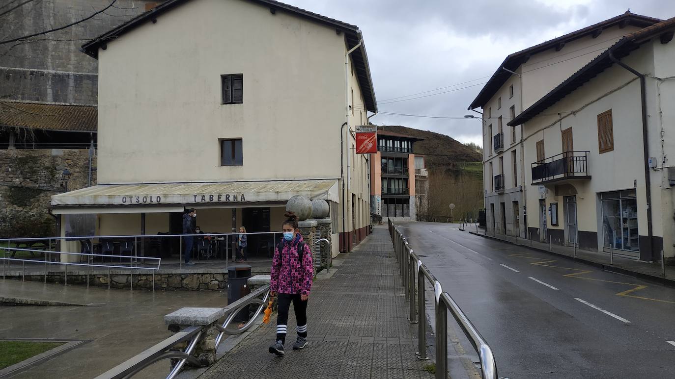 Una niña de Etxebarria camina por la acera del bar Otsolo de la localidad. 