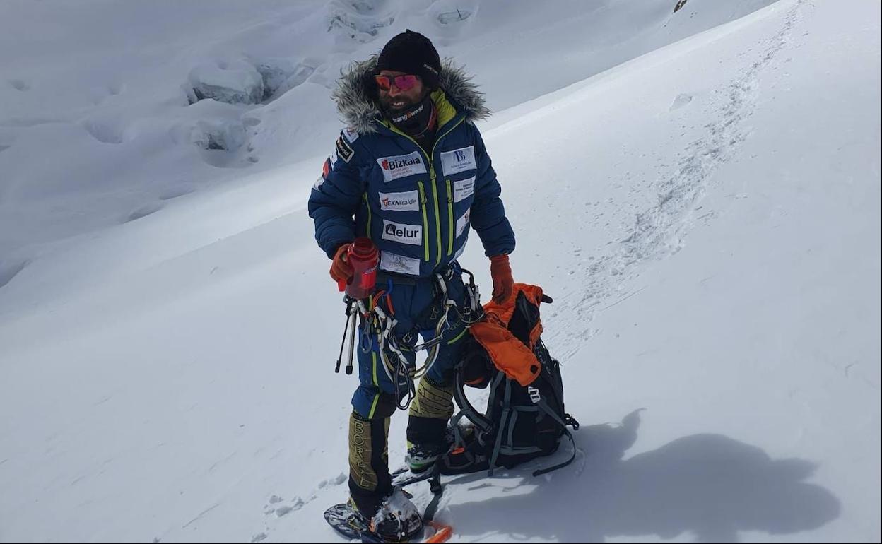 Alex Txikon se toma un descanso camino del campo 1. 