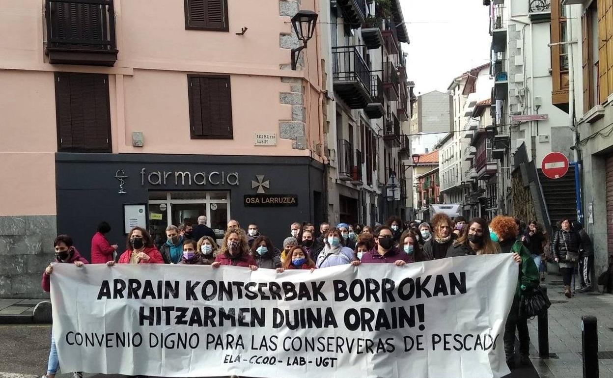 Preacuerdo de 1.200 euros de salario mínimo bruto en el sector conservero |  El Correo