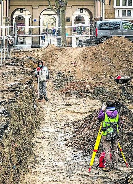 Imagen - Los arqueólogos toman datos de la calle que marcó el diseño de la plaza de España. Igor Martín