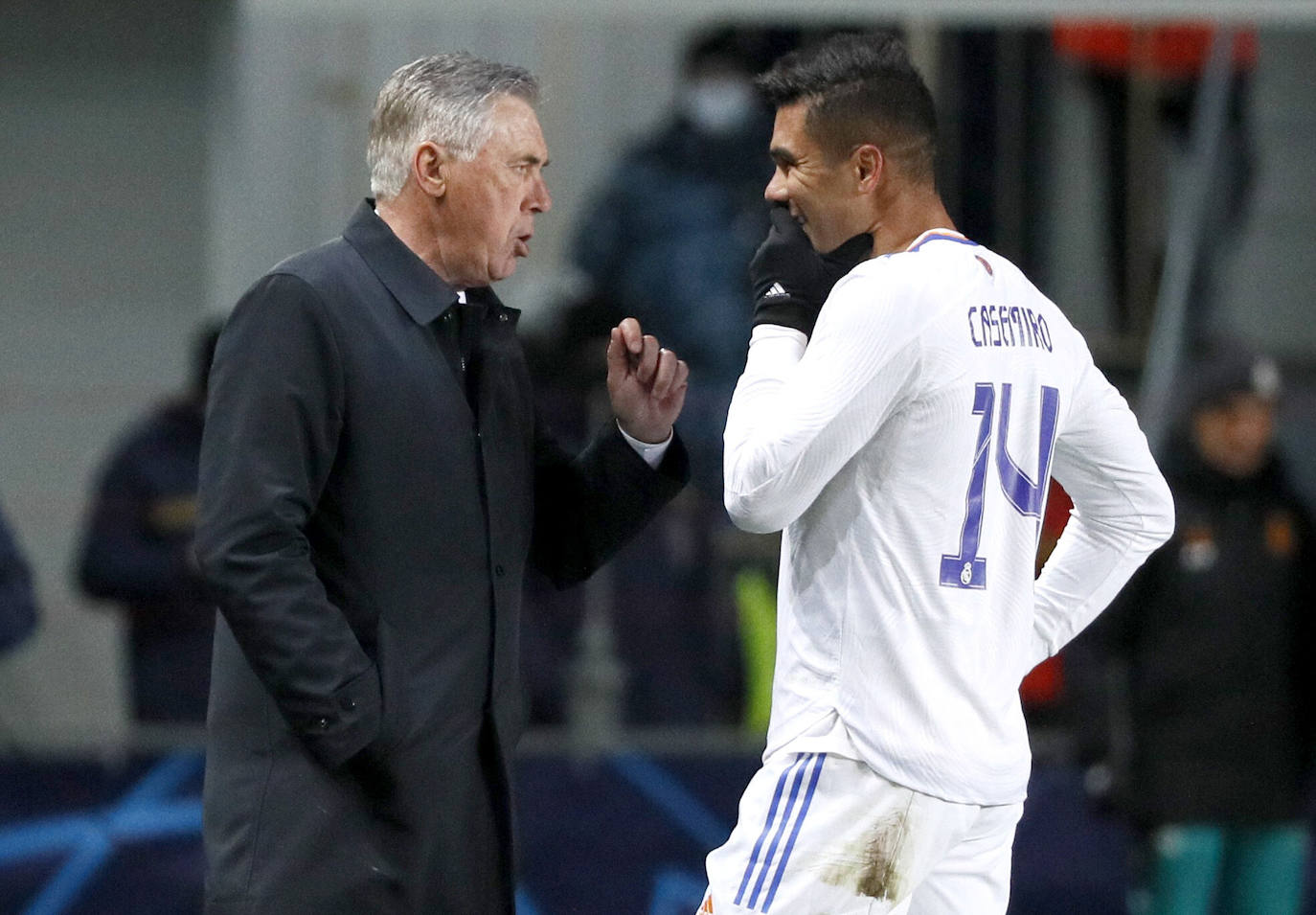 Ancelotti habla con Casemiro durante un partido de Champions. 