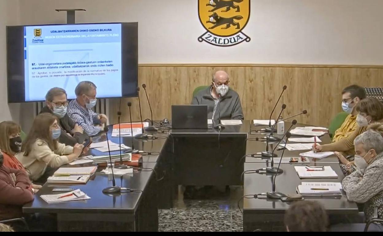 Corporación de Zaldibar en la última sesión plenaria celebrada en la localidad el pasado mes de enero. 