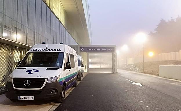 Una ambulancia, junto a la entarda de las nuevas urgencias, que han amanecido bajo una espesa niebla.