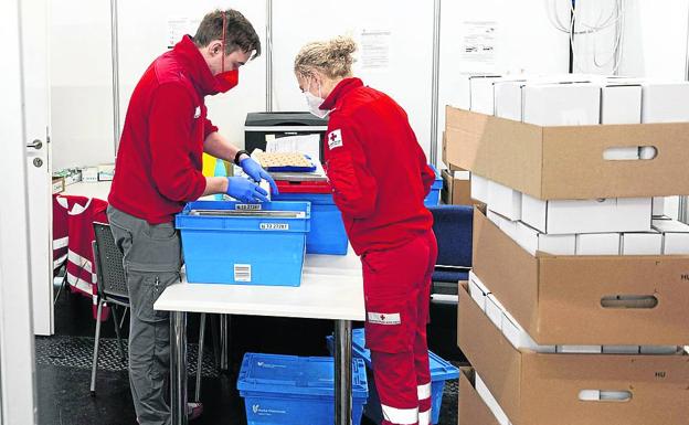 Personal médico revisa vacunas en el centro sanitario de Salzburg, Austria. 