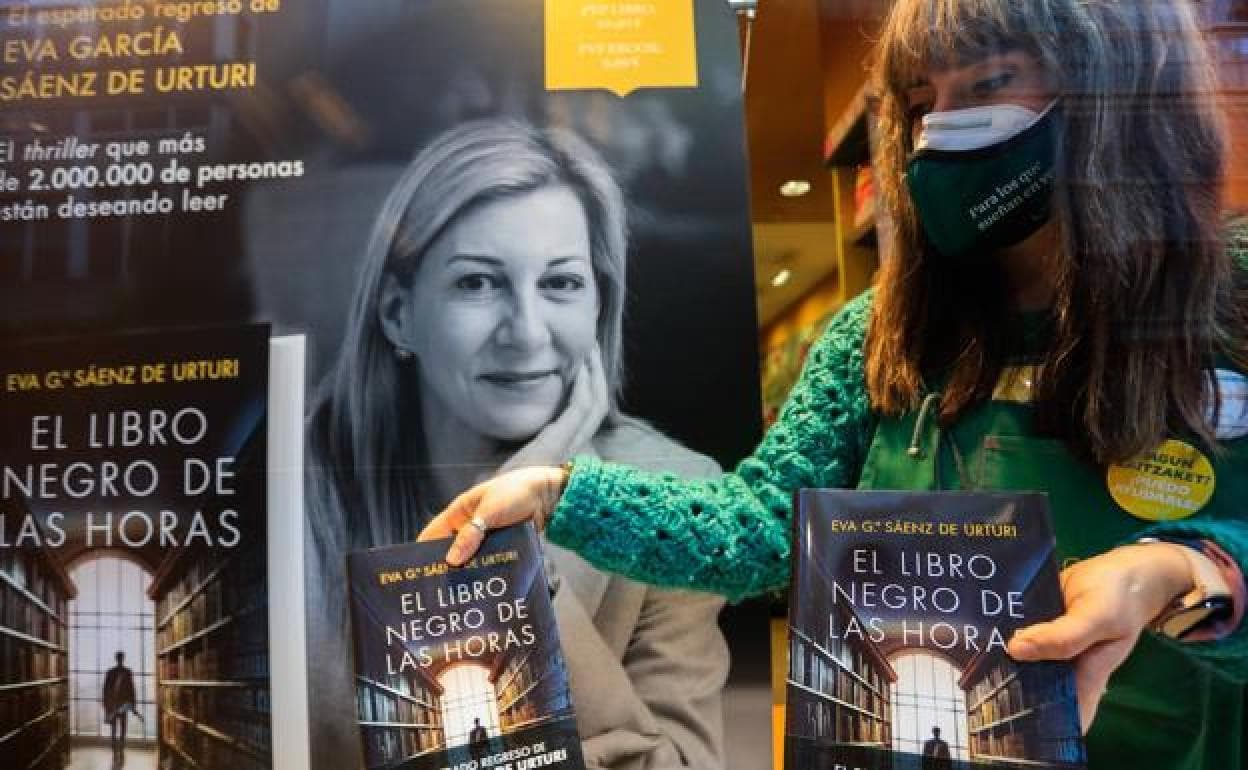 El Libro Negro de las Horas, de Eva G. Sáenz de Urturi, el thriller que  más de 2 millones de personas están deseando leer