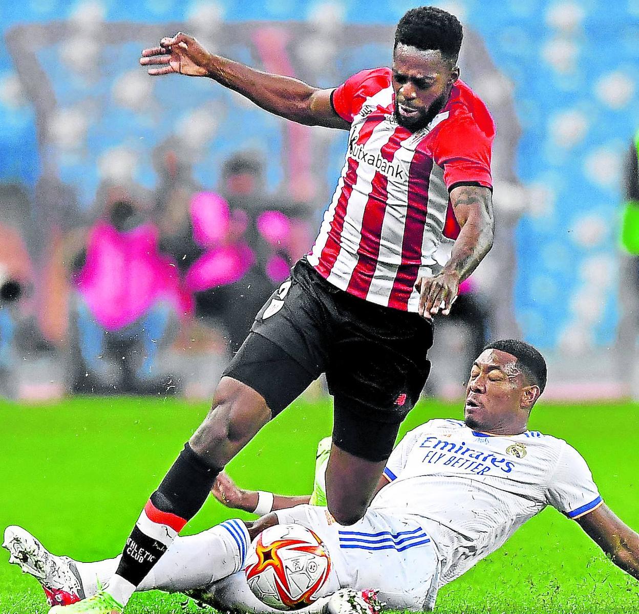 Iñaki Williams supera la entrada de Alaba en la final de la pasada Supercopa. 