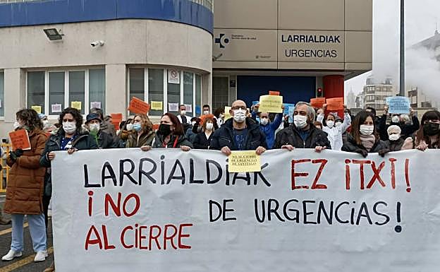 Un momento de la protesta a las puertas de las Urgencias de Santiago.