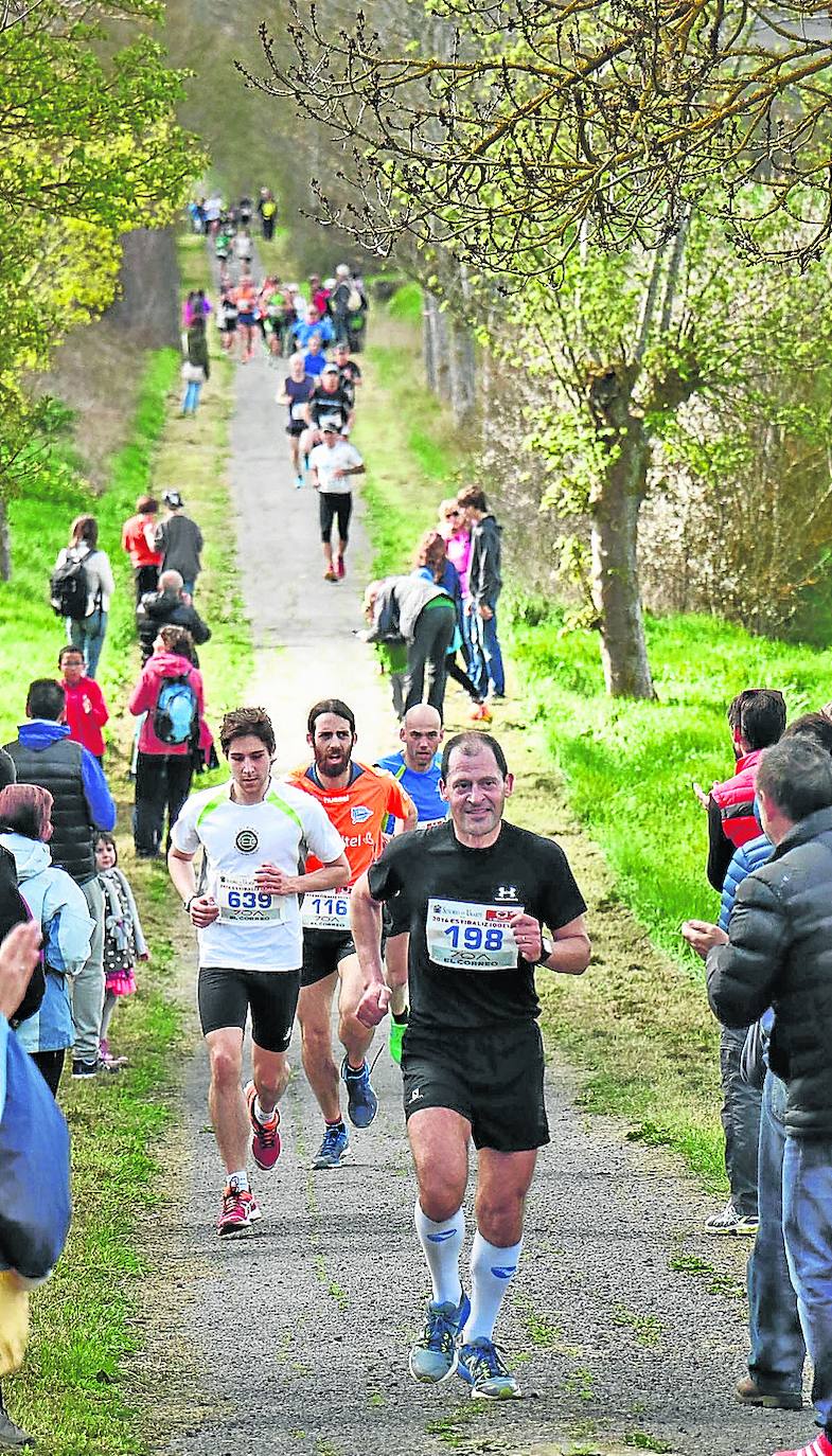 Atletas enfilan el último tramo de la Subida a Estíbaliz.