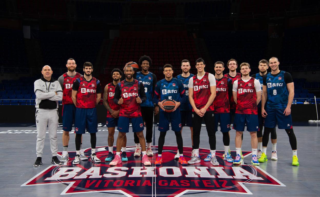 La plantilla del Baskonia posa esta mañana en su primer entrenamiento juntos