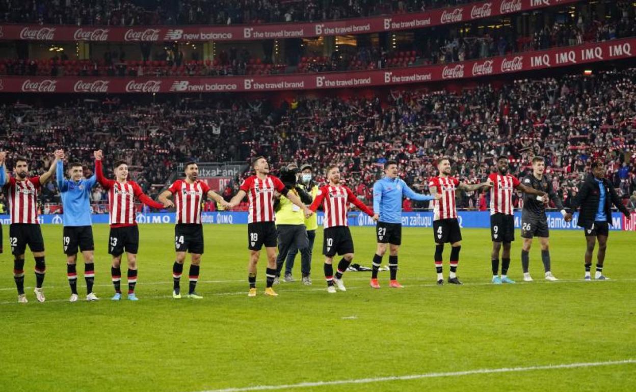 Athletic | Copa del Rey: Los jugadores del Athletic celebran con la grada el pase a semifinales