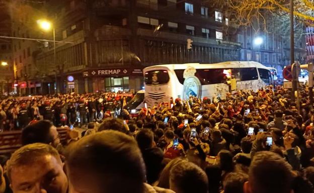 Lanzamiento de botellas y objetos contra el autobús del Real Madrid a su llegada a San Mamés