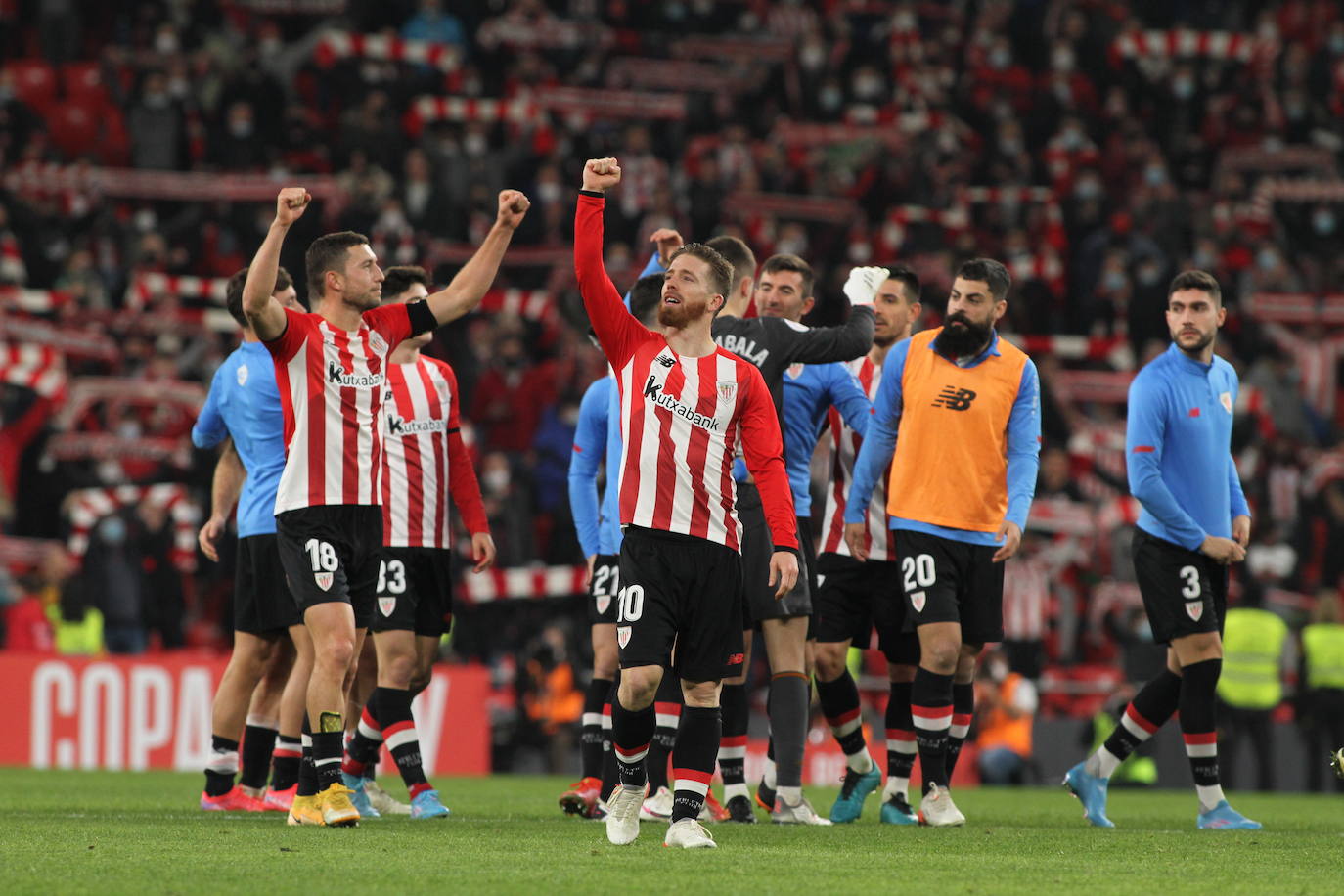 Fotos: San Mamés llevó en bolandas al Athletic