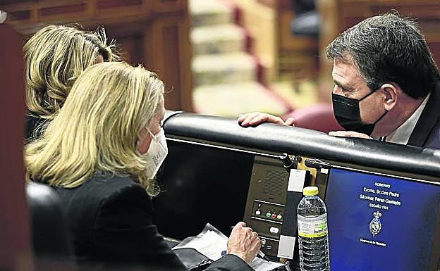 Aitor Esteban charla con las vicepresidentas Díaz y Calviño en el Congreso. 