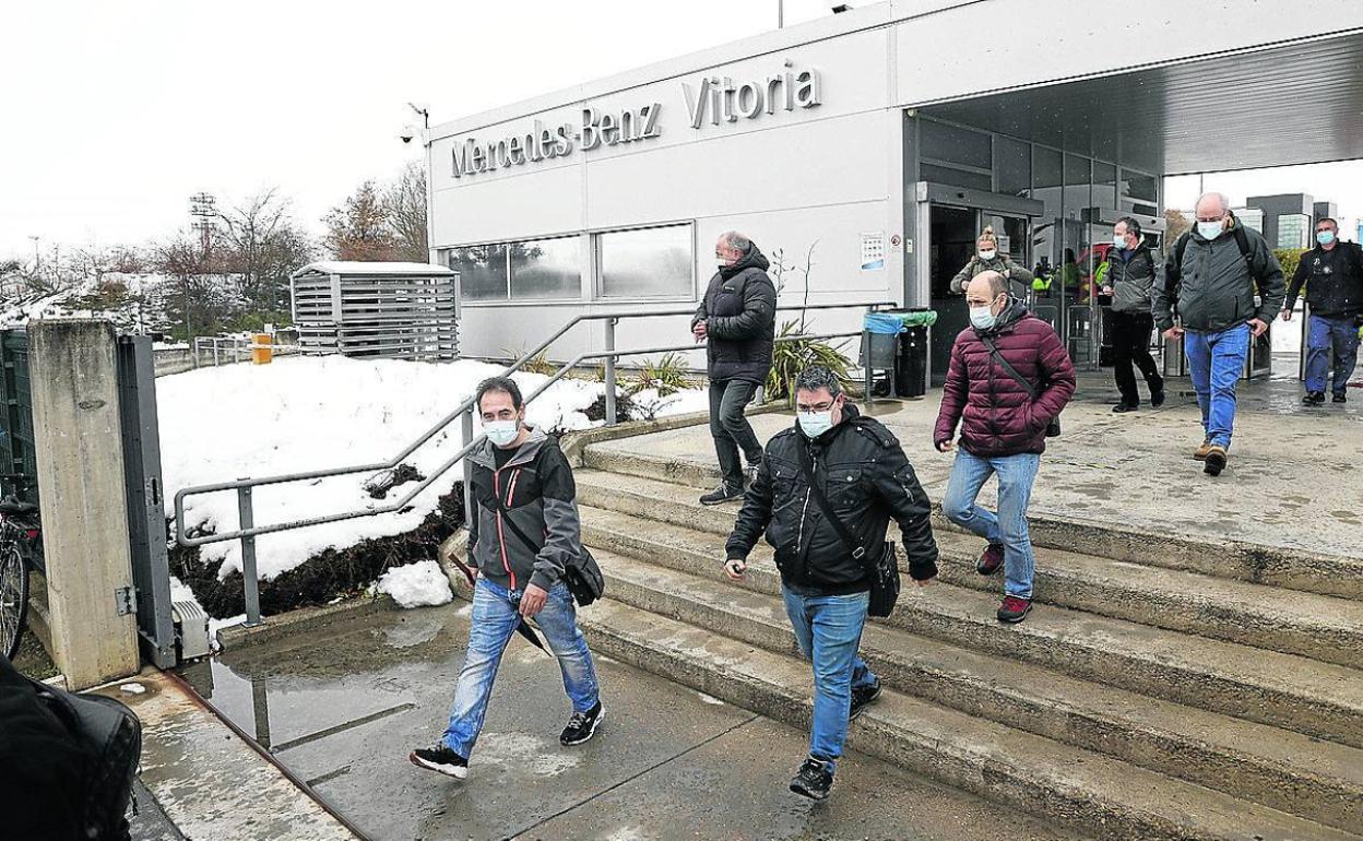 Trabajadores de Mercedes salen de la planta de Vitoria.