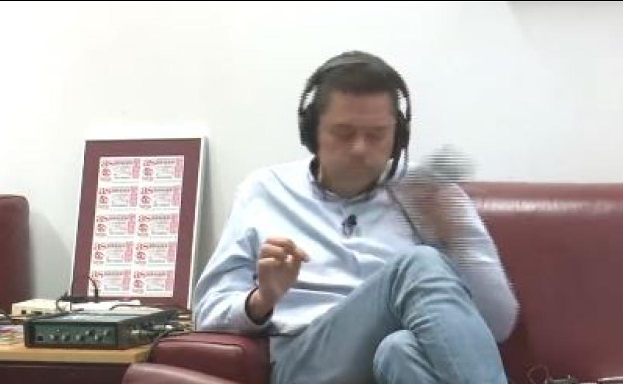 Tomás Roncero lanza su móvil por los aires.