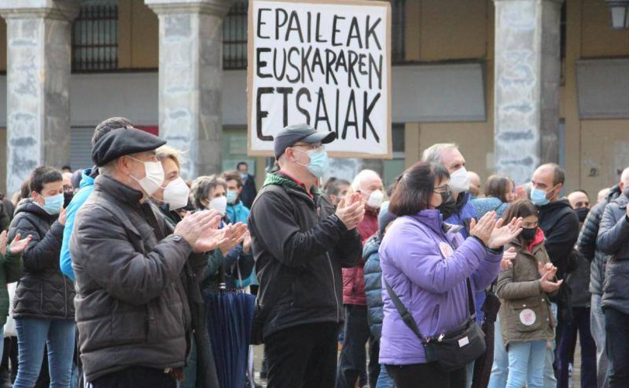 Concentración en Llodio convocada por Kontseilua.