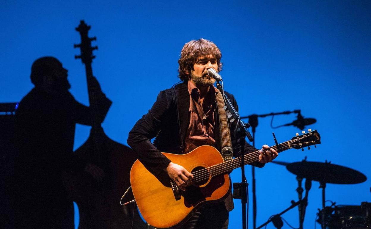 Quique González, durante una actuación con su banda.