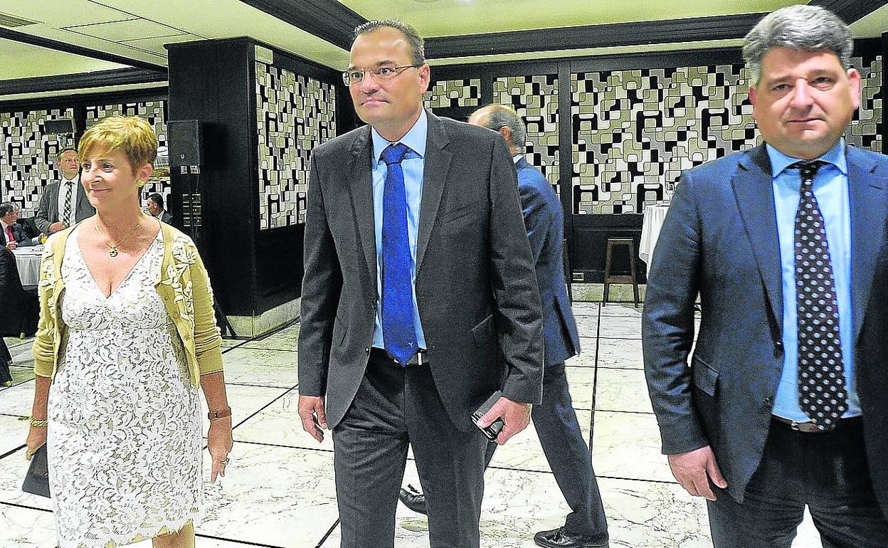 La consejera Tapia, Markus Tacke -primer consejero delegado de la firma, donde estuvo dos años- y Miguel Ángel López, el presidente. 