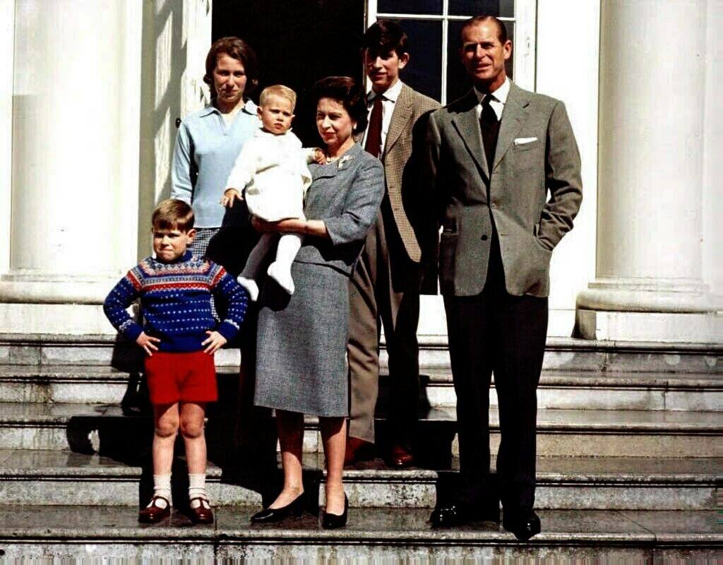 La Reina Isabel II y el duque de Edimburgo junto a sus cuatro hijos, Carlos, Ana, Andrés y Eduardo, en 1965.