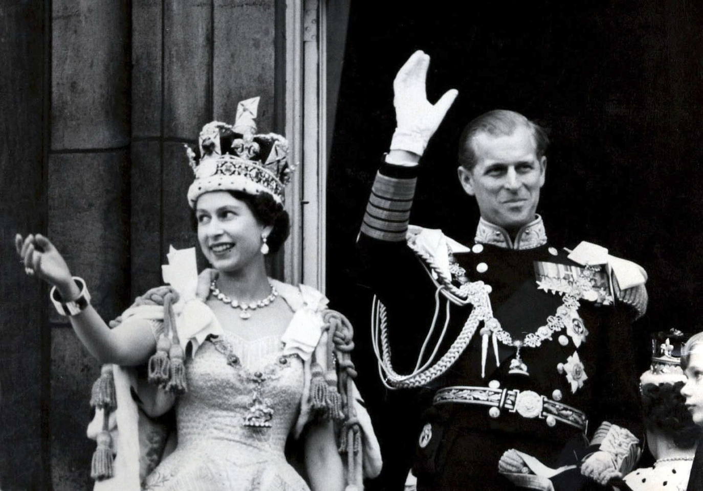 La Reina Isabel II y su marido, el duque de Edimburgo, el día de la coronación, en 1953, un año después del fallecimiento de su padre.