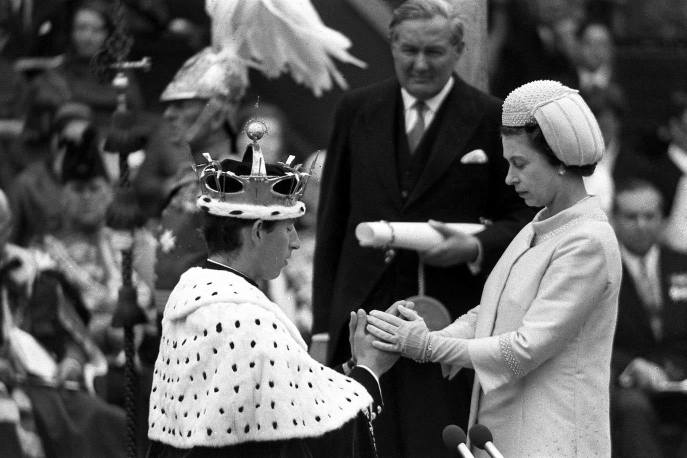 Isabel II inviste a su hijo Carlos como Príncipe de Gales en 1969.